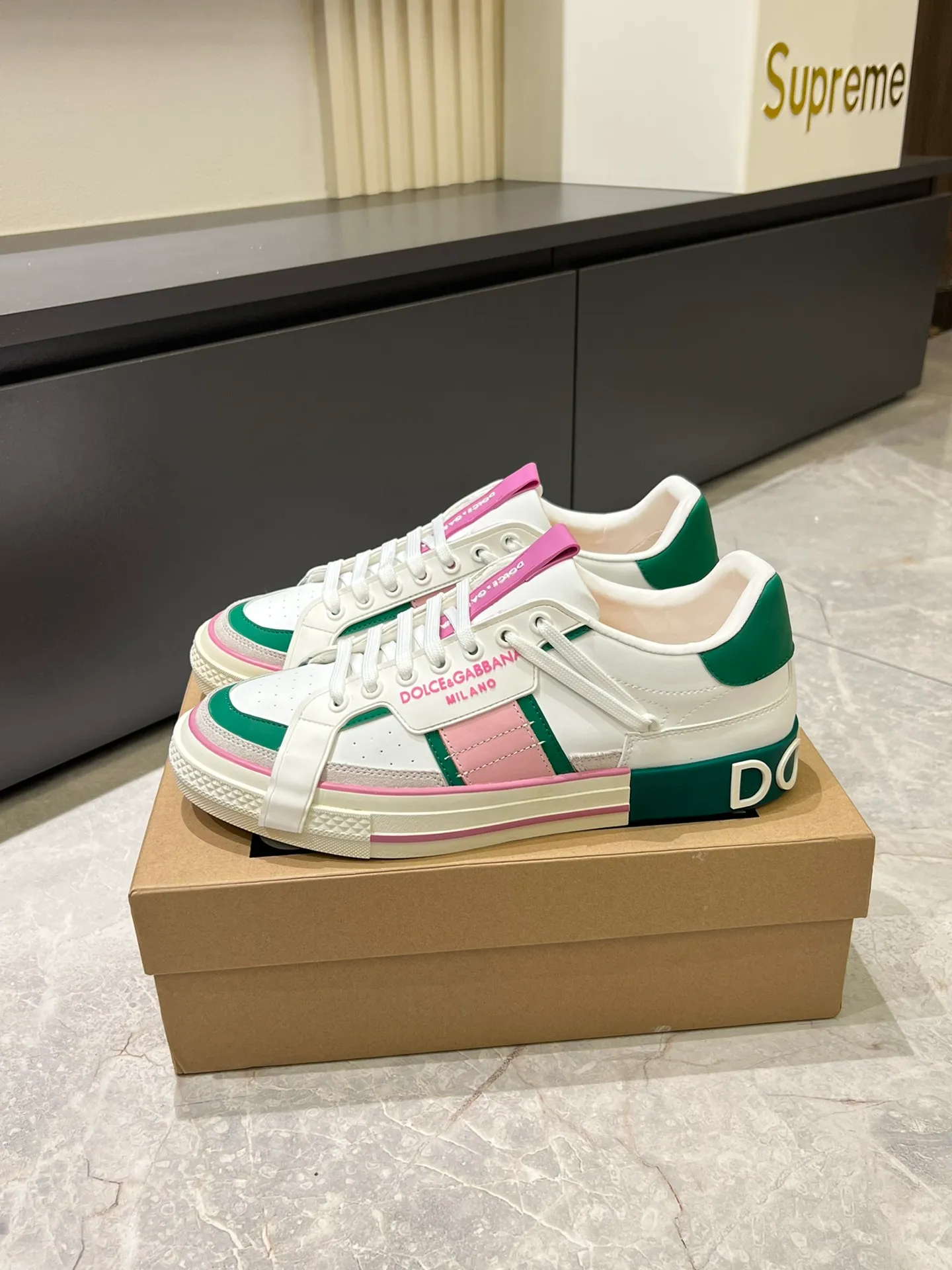 p480 Original order Couple model DG's new Custom 2.Zero sneakers combine the characteristic elements of the brand's two classic series, combining the simple and elegant silhouette of Portofino with the urban and capable attitude of Miami. Calfskin upper with contrasting details, micro-injection rubber logo on the side, laminated Dauphine leather heel, sheepskin lining, original outsole Size: Women's 35-40 (34, 41 can be ordered), Men's 38-44 (45, 46 can be customized)